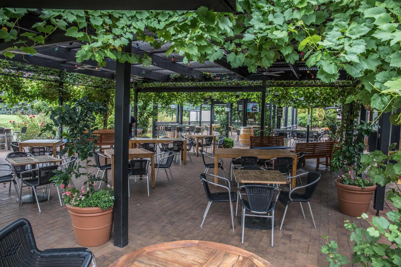 Hotel Mick O'Sheas Hackham Exterior foto