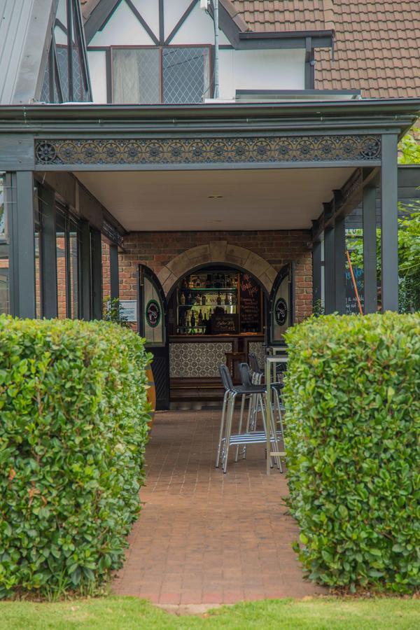 Hotel Mick O'Sheas Hackham Exterior foto