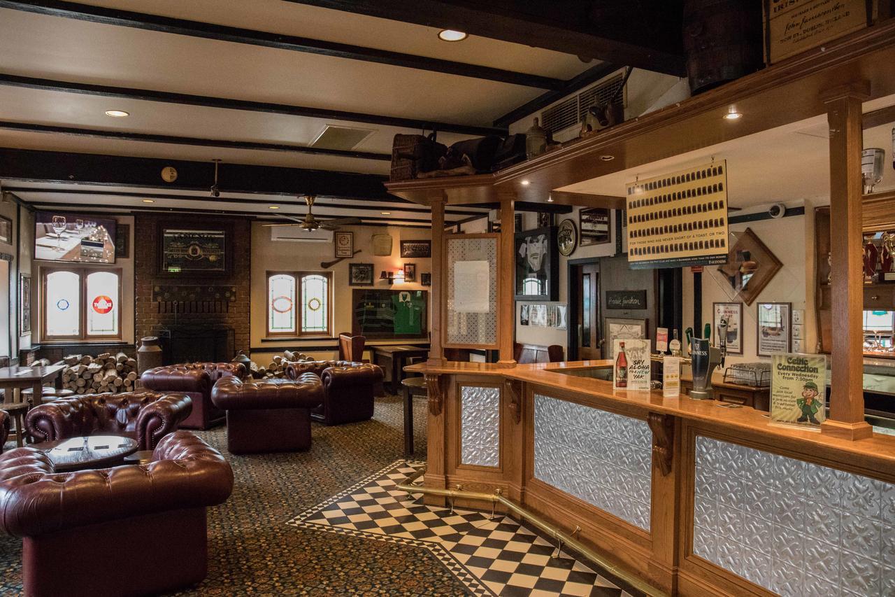 Hotel Mick O'Sheas Hackham Exterior foto